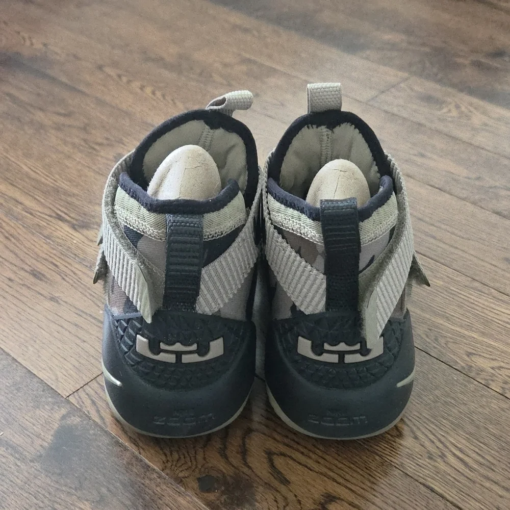 Lebron Soldier XI (GS) Sneaker Size 5Y